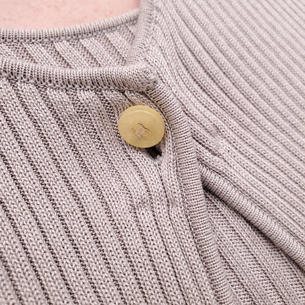 CHANEL TAUPE RIBBED SWEATER SET WITH LOGO BUTTON - SIZE 42